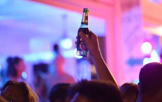 birra che brinda